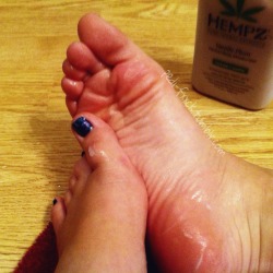 pedi-fxxck:  Please ignore my toe bruise. 