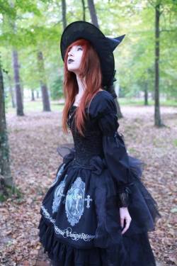 gothicandamazing:  Model: Maureen (modèle amateur) Photo by