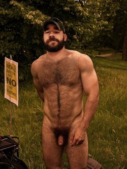 bigbushdad:  Man with hairy chest and full bush - pubic hairMore