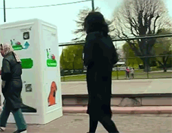 0bstacles:  huffingtonpost:  THIS GENIUS MACHINE FEEDS STRAY
