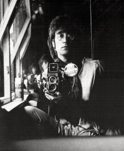 luzfosca:  John Lennon Self Portrait of John Lennon and his Rolleiflex