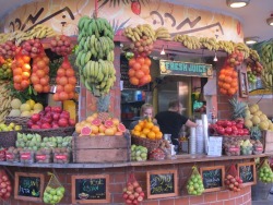 eretzyisrael:  Fruit stands all over Tel Aviv where you can get