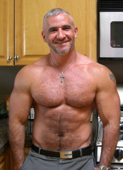 daddyhuntapp:    Here’s a very handsome Daddy to start your