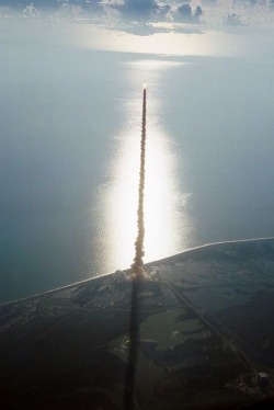 thedemon-hauntedworld:   The space shuttle Discovery climbs toward