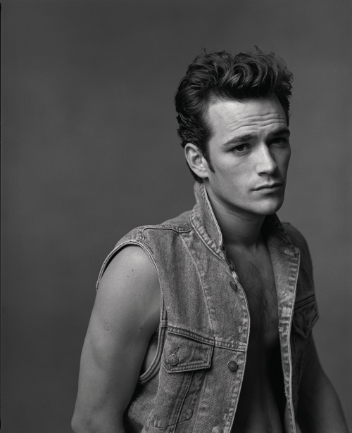 ohyeahpop:  Luke Perry photographed by Annie Leibovitz for Gap,