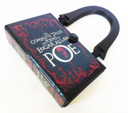 bookporn:  Novel Creations, book cover handbags <3  Ohhh I