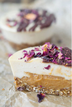 veganfoody:Butterscotch Caramel Cheesecakes with Chocolate Drizzle