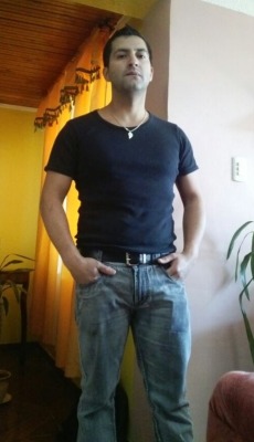 chilenosdebadoo:  Luis, guapo pichulon de 32 años. Me calienta