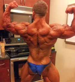 eye4muscle:  I’d  love to find Brad Rowe flexing in my kitchen.