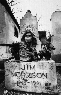 euxinus:  Jim Morrison’s grave in Paris. 