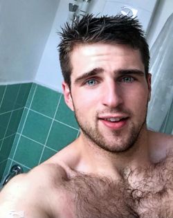angel-amable:El gay Quinicio (Quini para sus amigos) se ha duchado