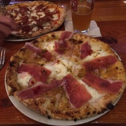 drunkcravings:  Pizza Special: “Momma Mia” (Spicy garlic
