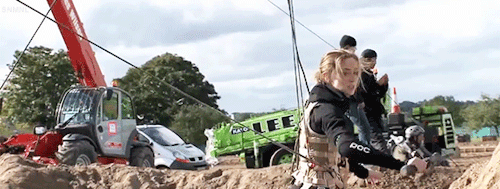 sorry-no-more-no-less: Emily Blunt behind the scenes filming Edge of Tomorrow 