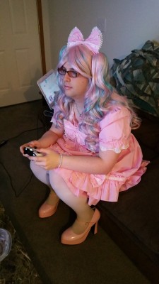 chubbypuppyprincette:  littleturtlebaby:  Gaming and being on