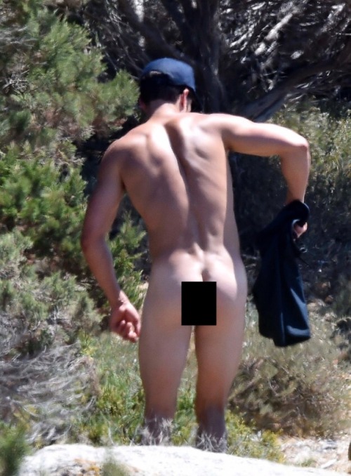 fuckyoustevepena:  Orlando Bloom Strips Naked at the Beach, With Katy Perry   