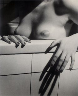 sistersofmoon:  Karel Ludwig – Nu au bain, vers 1940 
