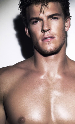 abejr93:  Alan Ritchson