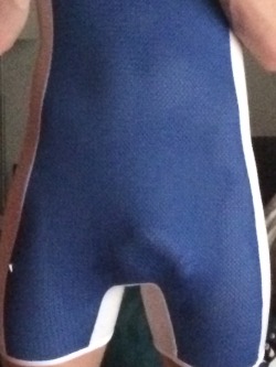 kinkydaddymuscleforum:  Horned up in my singlet at home! #selfie