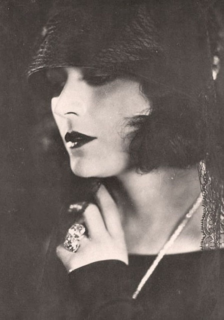 Pola Negrihttps://painted-face.com/