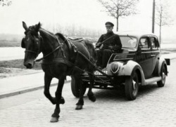 Hollande, mai 1941. Utilisation d'un véhicule automobile quand
