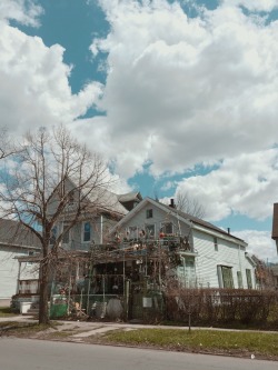 peyz-lee:  The clouds were so dreamlike and the house reminds