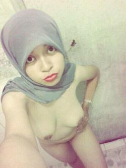 arab-sluts:  cute muslim girl showing tits