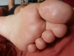 theeviltickler:  Beautiful foot :)