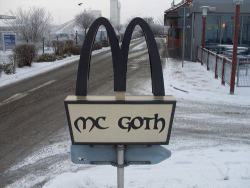 vudulicius:  Vamos a comer al Mc Goth. Pido una soda sangrienta