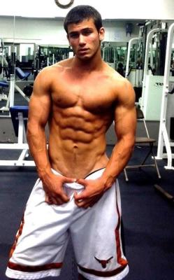 bdsmfratsmuscles:  jacktwister:  RIPPED COLLEGE GYM-STUD.   An