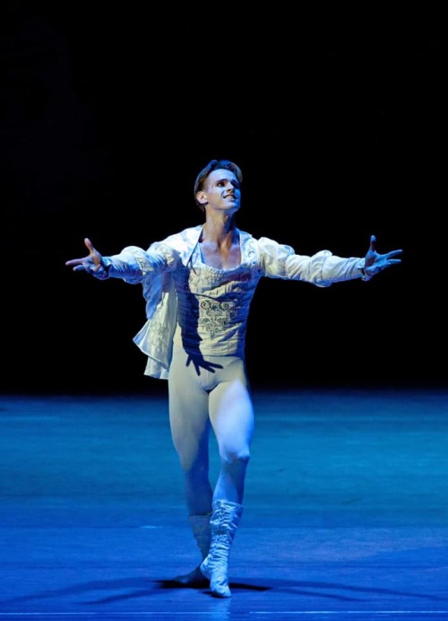 dance-world:  Vladislav Romashchenko - Kyiv Ballet  