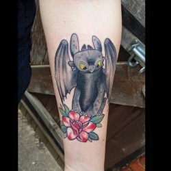 fuckyeahtattoos:  Toothless tattoo by Paula Castle at Nevermore