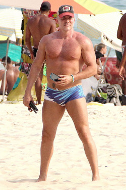 shirtlessmalecelebs:  Sam Champion