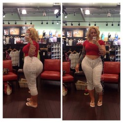 elkestallion:  At my fav store that cater to my thickness #Lululemon