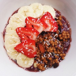 teatannedandtoned:  Breakfast bowl raw acai bowl! 