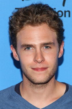 I finally realized why I find Fitz (Iain De Caestecker) so attractive: