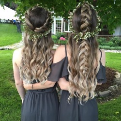 alightdarkly:Gammal kjærleik rustar inkje. nice hairdressesand look to be two future mothers of black babiesMarie