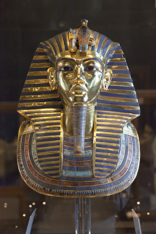 blondebrainpower:  The funerary mask of King Tutankhamun at the