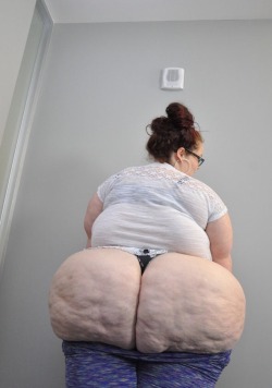 saddlemouth: rocpierce:  Crack! #ssbbw #bbw #ass   who is this?