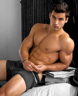 sixpackde:  https://www.tumblr.com/blog/sixpackde