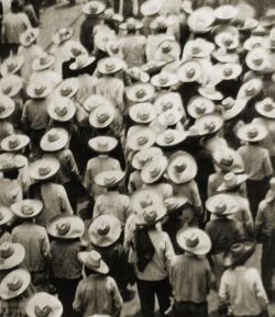 undr:  Tina Modotti. Campesinos. 1926