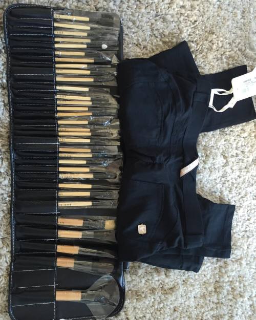 It’s such a happy moment when your internet shopping arrives!! Bobbi Brown makeup brushes and Freddys! @freddywear @bobbibrown #happiness #shopping #makeup #makeupbrushes #freddy #freddypants #pants #leggins #tights #tight #onepieceswimsuit #swimsui
