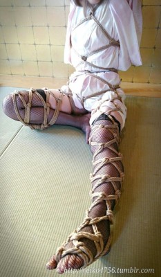 reiko4756:  最近縄が楽しいのです。♪この前は限りなく本数を抑えたシンプルな縄だったので、今回はきっちりと、身体から両脚まで「菱縛り」。身体と右脚は自縛。2