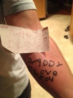 rocioazucenaflorecido:  Es un padre que se tatúa el ultimo dibujo