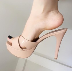 Sexy feet in sexy heels!