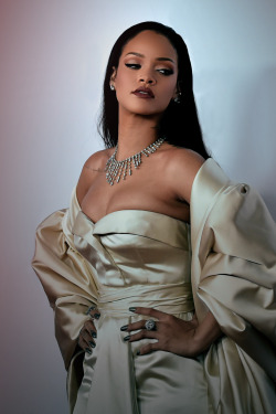 smokingsomethingwithrihanna:2nd Annual Diamond Ball (Dec. 10)