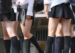 ko6kke:  女子高生が無防備にさらけ出してる膝裏ｗｗｗｗｗ :
