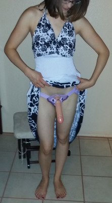 socalhotwife:  wearing my strap on…someone’s about to get