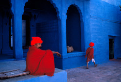 ouilavie:  Steve McCurry. India. Jodhpur. Two men in bright red