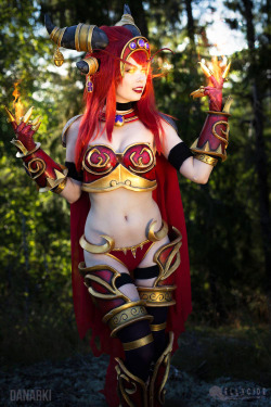 kemperfidelissg:  cosplayhotties:  Alexstrasza Cosplay from World