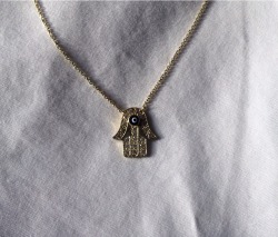 bl-ossomed:  My mom gave me this necklace, it’s called “hamsa”